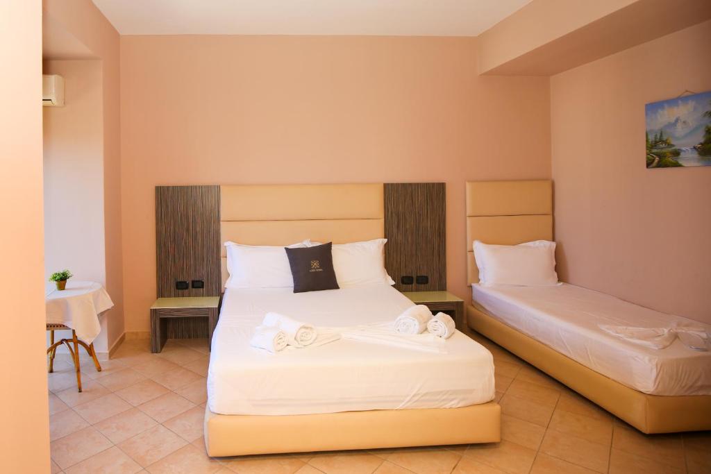 Dreibett-Deluxe-Zimmer mit Meerblick im Hotel Aliko