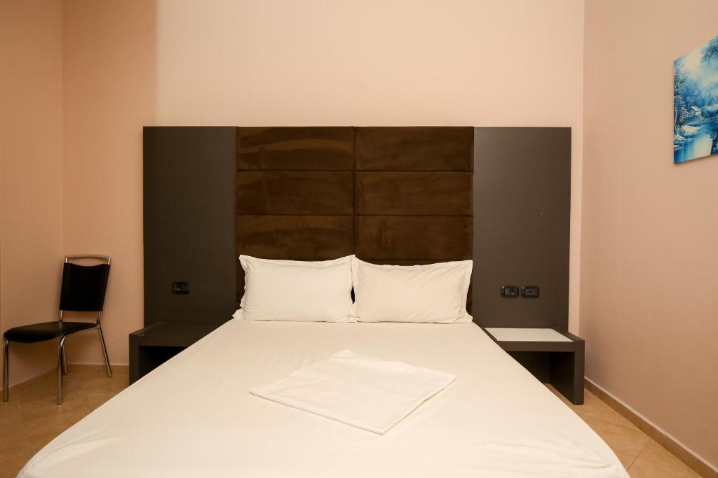 Klassisches Dreibettzimmer im Hotel Aliko