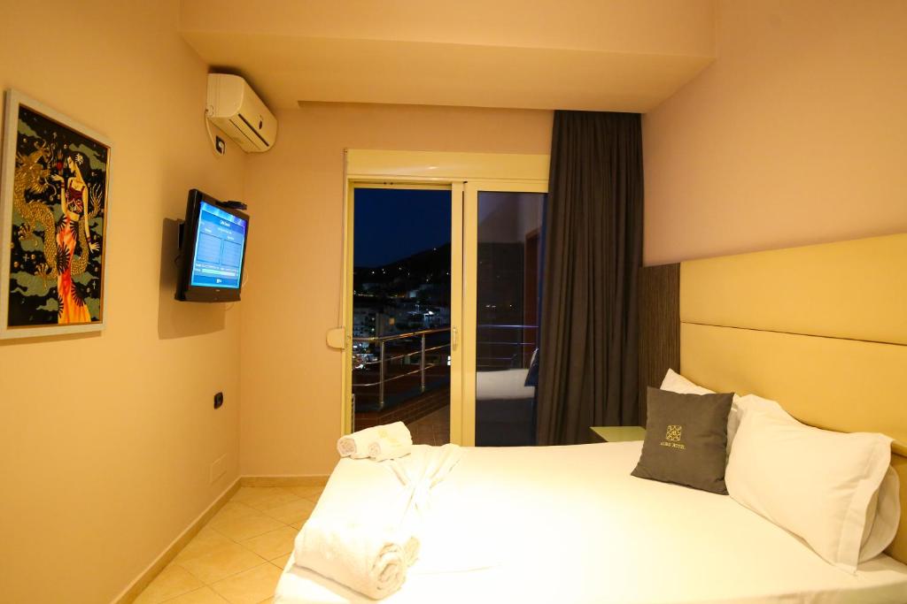 Doppelzimmer mit Balkon im Hotel Aliko